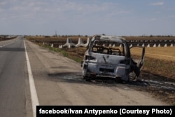 Cпалене російськими дронами авто на трасі Херсон-Миколаїв, липень 2025 року