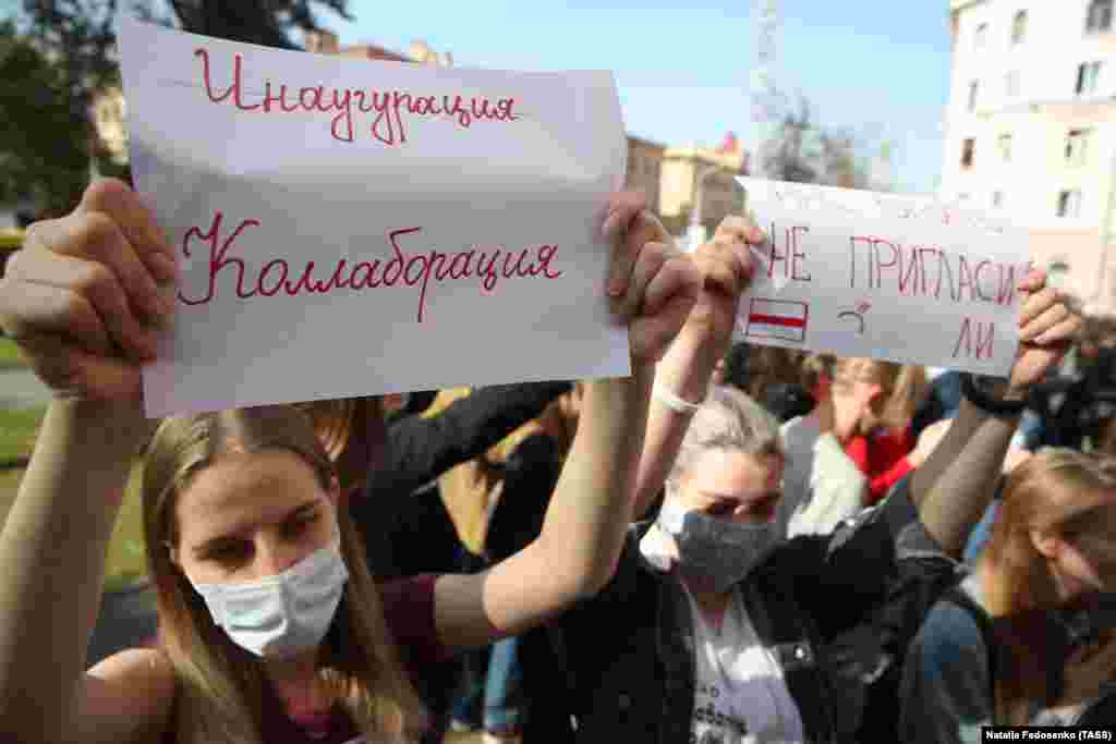 Дівчина тримає у руках плакат: «Інавгурація – Колаборація»