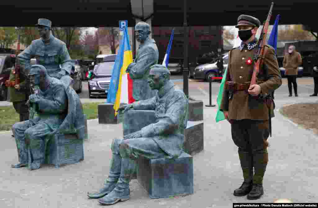 У Польщі на Вокзальній площі у Скерневицях (Лодзьке воєводство) відкрили пам'ятник під назвою «Перед Варшавською битвою – Скерневиці 1920-2020». Він вшановує народи, які підтримали польську армію в боротьбі проти більшовиків 1920 року. У скульптурній композиції: маршал Юзеф Пілсудський, голова Директорії УНР Симон Петлюра, прем’єр Угорщини Пал Телекі та військовий радник штабу польської армії, а пізніше президент Франції Шарль де Голль. 9 листопада 2020 року