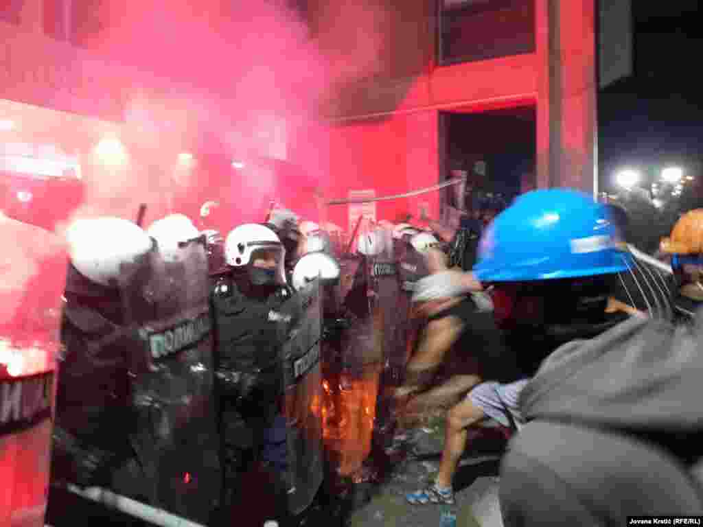 Полициски кордон на почетокот на интервенцијата пред Филозофскиот факултет во Нови Сад.