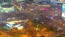 У Варшаві пройшла наймасовіша акція проти заборони абортів У Варшаві пройшла наймасовіша акція проти заборони абортів