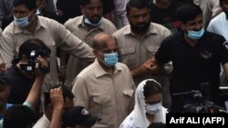 Шахбаз Шаріф (у центрі) є молодшим братом колишнього прем’єр-міністра Наваза Шаріфа, якого усунув від влади Верховний суд у 2017 році через звинувачення в корупції