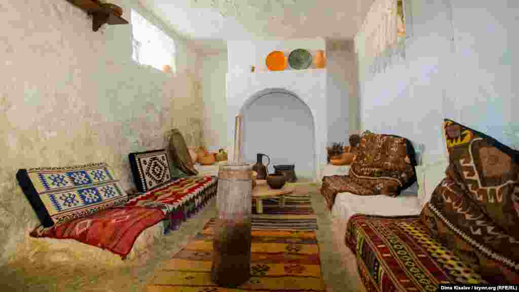 Это кухня. Летом здесь довольно свежо – можно пересидеть жару и снова отправиться по делам