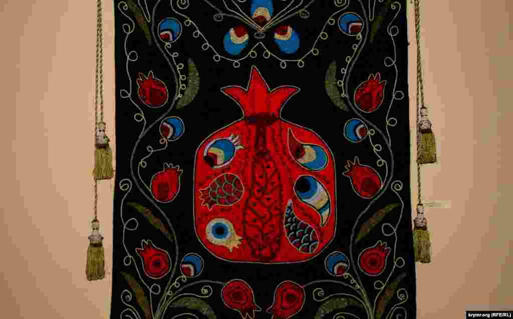 Особенностью крымскотатарских вышивок, является отражение символов жизни, нравственности и культуры посредством растений.