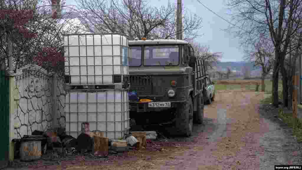 Незаменимые для предгорного села вещи – емкости для воды и проходимый в горах старый ГАЗ-66 для транспортировки дров и лесного валежника