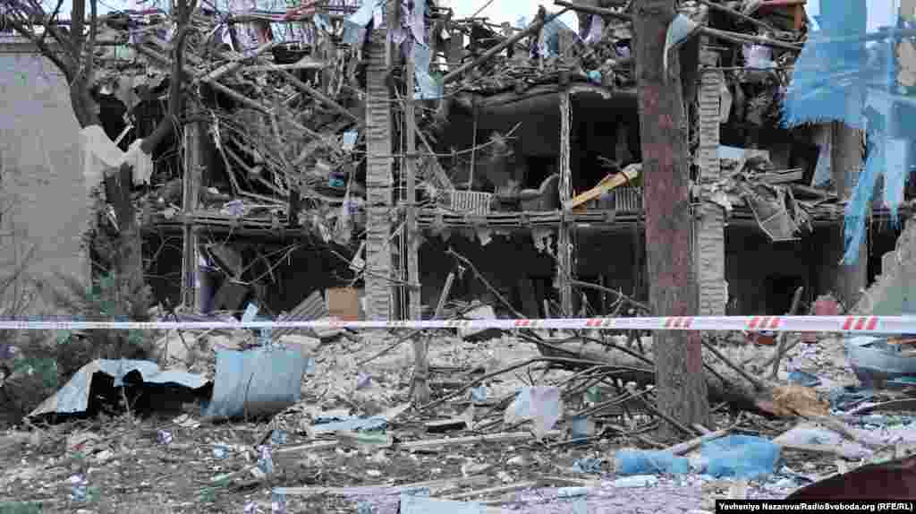 Зруйновані обстрілом квартири у багатоповерхівці Запоріжжі. Від російської атаки було пошкоджено ще 30 будинків. 20 тисяч людей у Запоріжжі залишилися без світла, 17 тисяч – без централізованого опалення  