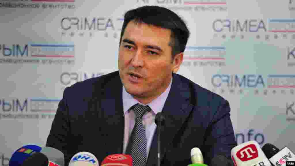 Тогдашний первый вице-премьер российского правительства Крыма Рустам Темиргалиев обещал снижение цен на топливо к маю 2014. Тогда цены действительно снизились: литр бензина марки А-95 стоил 36 рублей (по сегодняшнему курсу – 13,50 грн). Однако цены на бензин в аннексированном Крыму упали по сравнению с ценами на материковой Украине. Стоимость бензина в соседней России тогда была ниже и составляла 33-35 рублей за литр (12,40-13,13 грн)