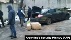 Москва. Задержание подозреваемых в попытке котрабанды наркотиков из Аргентины