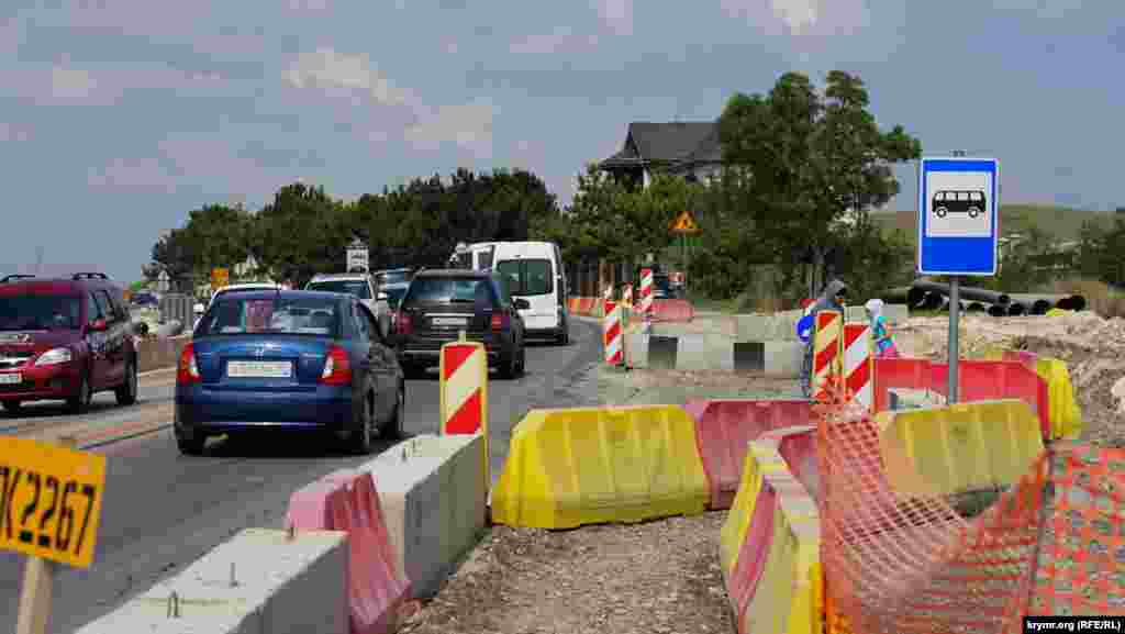 Недалеко от ресторана «Бахчисарай» обустроили временную автобусную остановку