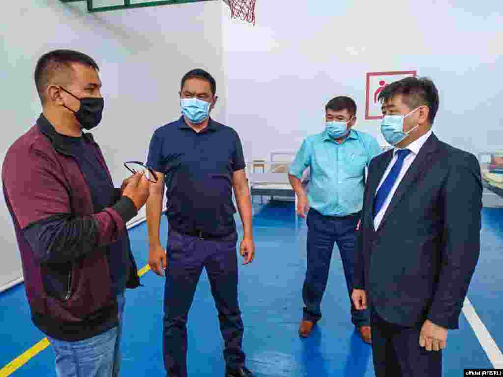 Державний службовець Акилбек Осмоналієв (праворуч) інспектує імпровізовані лікарні в Іссик-Кульській області