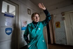 Санітарка Тетяна емоційно розповідає про те, як переживала бій і обстріл поблизу селища