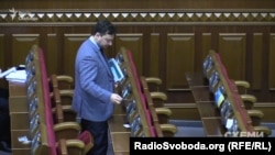 Юрій Соловей вкладає картки депутатів фракції «Блок Петра Порошенка»