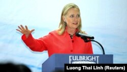 Гілларі Клінтон в інтерв’ю 18 жовтня заявила, що російські агенти покладають надії на одну з учасниць передвиборної боротьби від Демократичної партії і намагаються домогтися від неї ролі «кандидата від третьої партії»