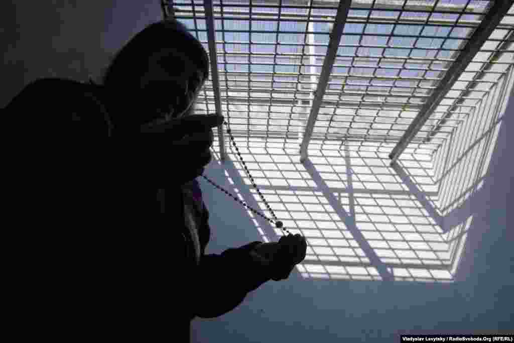 Спочатку жіночий корпус, поверх, де обладнані місця для прогулянок. Багато людей просили хрестик, вервечку чи іконку