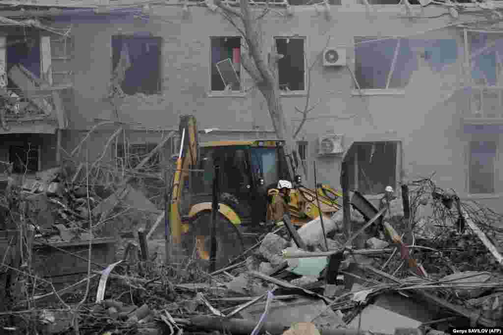 У ніч проти 26 жовтня РФ атакувала ракетами Дніпро. Містяни чули три вибухи. Внаслідок атаки загинули п’ятеро людей, серед них — дитина. 21 людина поранена, зокрема семеро в лікарні. Один пацієнт, це 17-річний хлопець, у тяжкому стані. За даними керівника обласної військової адміністрації Сергія Лисака, є руйнування одразу на кількох локаціях. Знищені житлова двоповерхівка, пошкоджені 13 багатоквартирних й два приватні будинки, понівечено корпуси лікарні