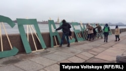 Буквы СПАСЕМ НАДЕЖДУ на Дворцовой набережной в Санкт-Петербурге