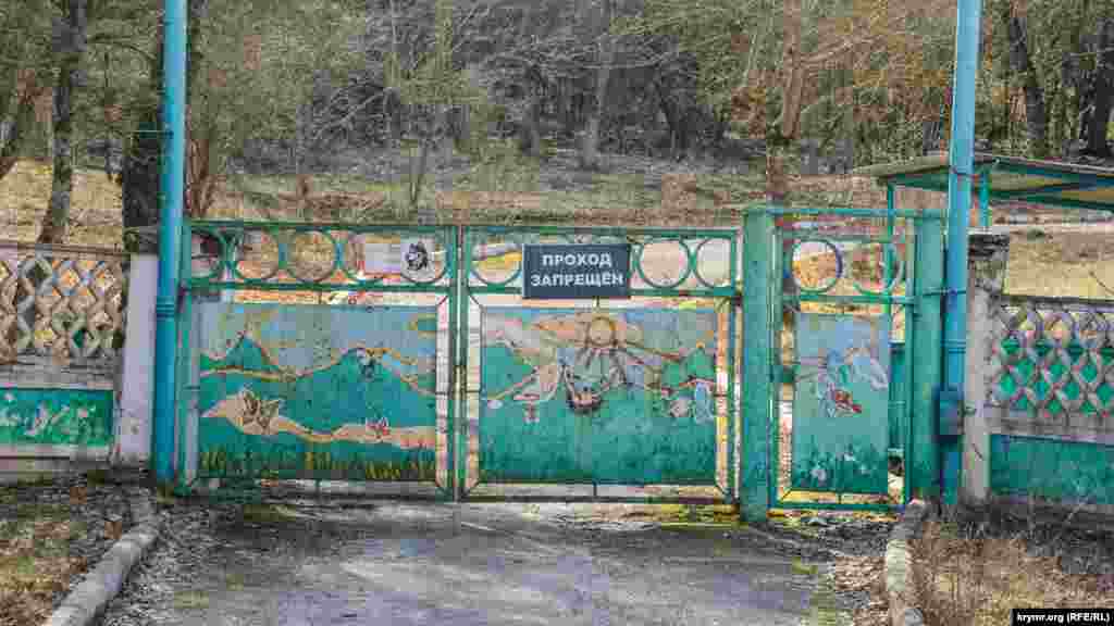 З радянських часів у Морозівці діяв піонерський табір «Алсу», що перебуває у віданні Чорноморського флоту. Нещодавно російська влада Севастополя оголосила, що його знесуть і на його місці побудують новий, «з військово-патріотичним ухилом»