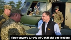 пеціальний представник адміністрації США щодо врегулювання на окупованій частині сходу України Курт Волкер (у цивільному) на Донбасі, 23 липня 2017 року (ілюстраційне фото)