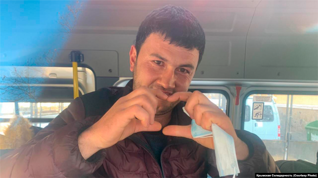 Эрнест Ибрагимов показывает «сердечко» в объектив камеры. По итогам судебного заседания его арестовали на месяц и 28 дней 