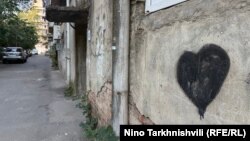 სადარბაზოს შესასვლელი, 25 აგვისტო