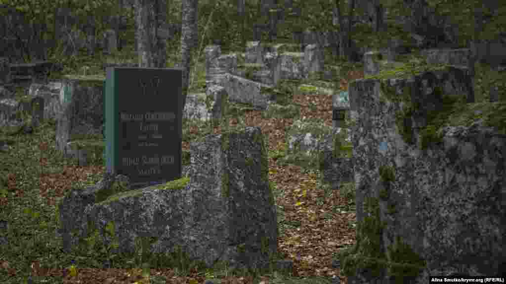 Большая часть надгробий содержит эпитафии на древнееврейском языке. Часто в них цитируется Ветхий Завет