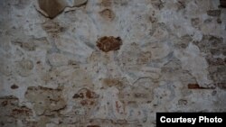 Залишки кольорового розпису Поморянського замку