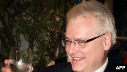 Ivo Josipovic nazdravlja u središnjici SDP-a