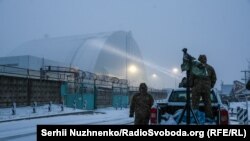 Українські військові біля укриття ЧАЕС після ататки російського БПЛА, 14 лютого 2025 року