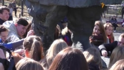 Студенти Могилянки миють пам’ятник Григорію Сковороді (відео) Студенти Могилянки миють пам’ятник Григорію Сковороді (відео)