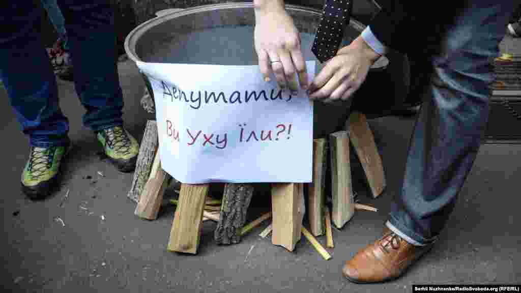 Однією з причин проведення акції став  законопроект від голови фракції БПП Ігора Гриніва №5192 який закриває інформацію про всю готівку, коштовності та цінні подарунки, якими володіють держслужбовці