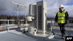 Сотрудник компании "Северный поток" на станции контроля за качеством продукции в 60 километрах от Выборга