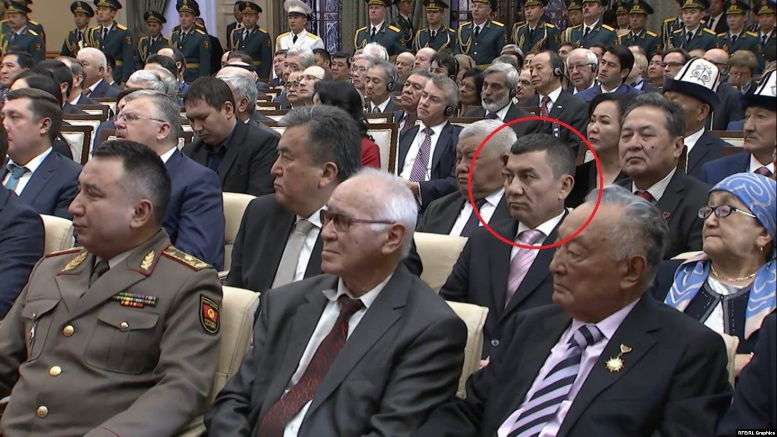 Хабибула Абдукадыр в кадре видеозаписи с инаугурации кыргызского президента Сооронбая Жээнбекова в ноябре 2017 года. (Скриншот из видео: Администрация президента Кыргызстана)