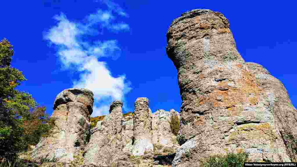 Визитная карточка Демерджи ‒ «скульптуры» из твердых пород в виде «пальцев» или «грибов». Самая большая из них – 5 метров в ширину и 25 – в высоту