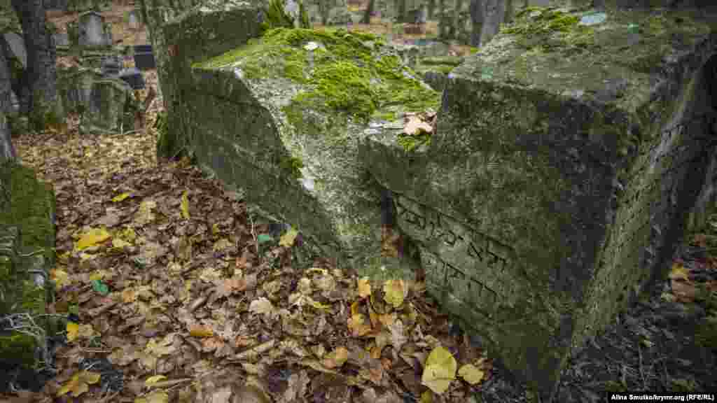 В прошлом Иосафатова долина, в которой находится кладбище, была почитаемым местом захоронения: сюда привозили умерших караимов из городов, которые находились за пределами Крыма  