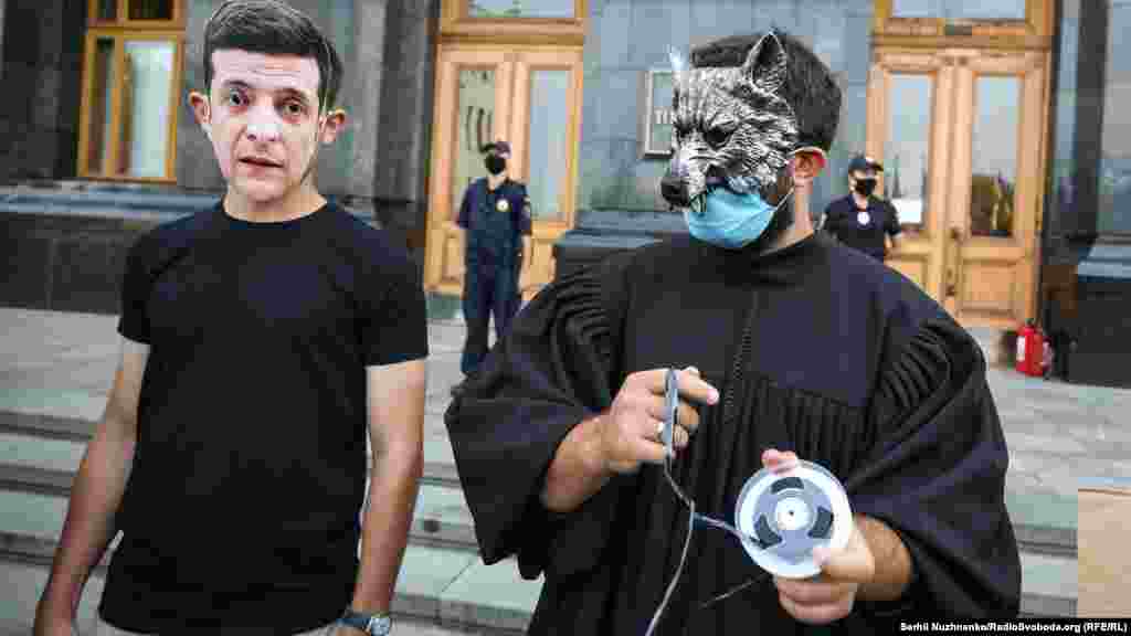 «Адже президент ігнорує скандал у судовій системі та, зокрема, плівки, оприлюднені НАБУ, на яких судді ОАСК домовляються про «захоплення влади» та фактично обговорюють про свій вплив на найвищі судові органи. Доказом такого впливу навіть стало те, що Вища рада правосуддя відмовилася тимчасово відсторонити від роботи суддів ОАСК. НАБУ підозрює у посяганні на державну владу, створенні злочинної організації та перешкоджанні роботі Вищої кваліфкомісії суддів. Серед них, зокрема, голова суду Павло Вовк, його заступник Євгеній Аблов та судді Володимир Келеберда, Ігор Качур, Олексій Огурцов, Ігор Погрібніченко, Богдан Санін», – зазначають організатори. Самі ж згадані особи раніше відкидали звинувачення НАБУ