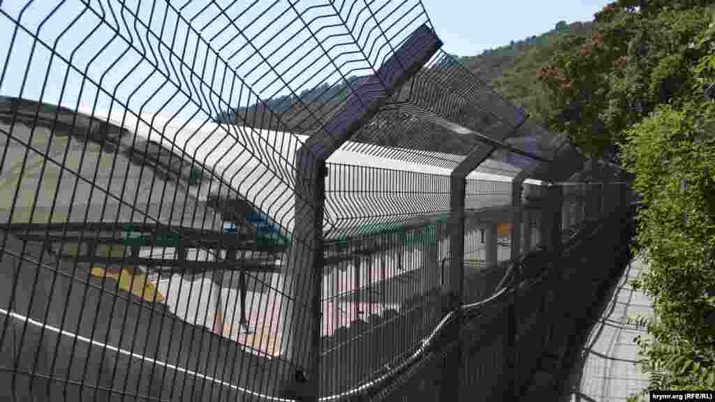 Восточнее этого ливадийского пляжа находится пляж санатория «Черноморье». В начале 2019 года в подконтрольном России крымском правительстве передали имущество санатория в собственность ФСБ России. Пляж закрыт и с суши, и с берега. Попасть за высокие заборы можно только по спецпропускам  