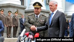 Міністр оборони України Степан Полторак (ліворуч) і керівник оборонного відомства США Джим Маттіс. Київ, 24 серпня 2017 року