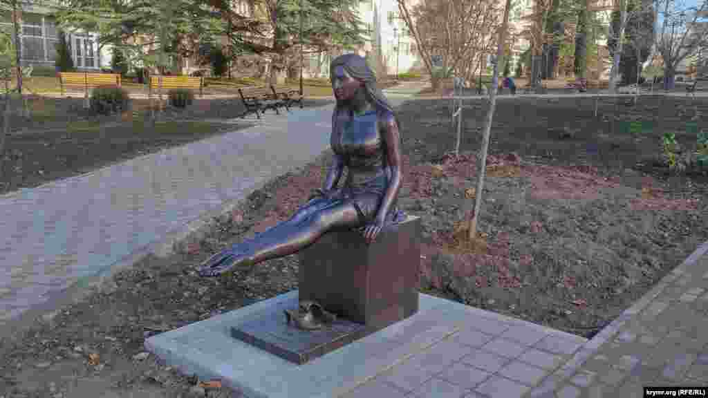 Скульптура «Отдыхающая девушка»