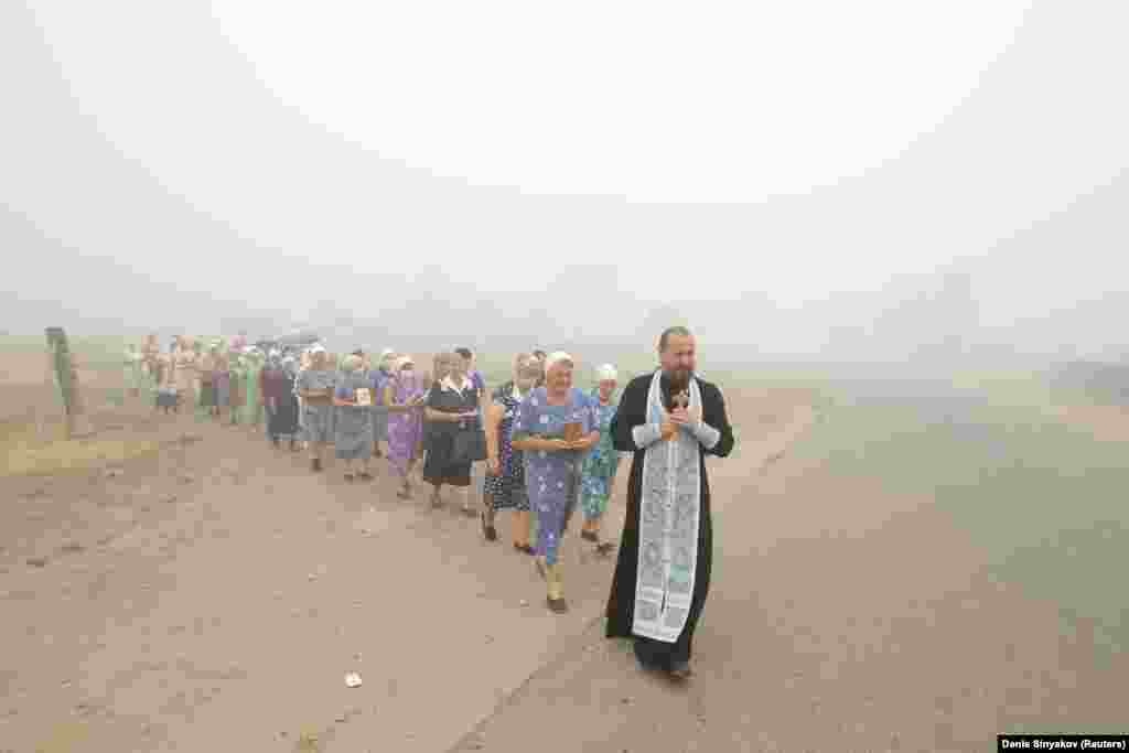 Информационное агенство ТАСС сообщает, что в пострадавших от пожаров регионах "возносятся молитвы о ниспослании дождя". Подобные молитвы проводились и раньше - фотография сделана во время лесных пожаров в Сибири в 2010 году. 