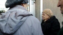 У Маріуполі пенсіонери-переселенці «штурмують» відділення «Ощадбанку» (відео) У Маріуполі пенсіонери-переселенці «штурмують» відділення «Ощадбанку» (відео)