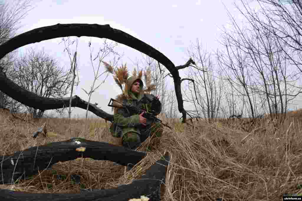 Боєць АТО під час спостереження за ворогом у «сірій зоні», Донецька область, березень 2016 року