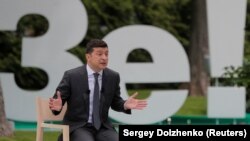 У владній партії кажуть, що працюватимуть над посиленням політичної участі жінок, становленням рівних прав і можливостей в Україні (на фото: президент Володимир Зеленський)