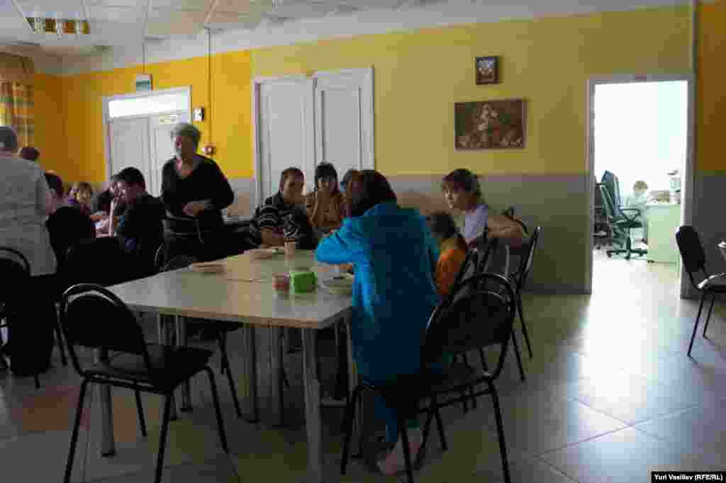 Обед для пациентов центра "Детство" и их родителей.