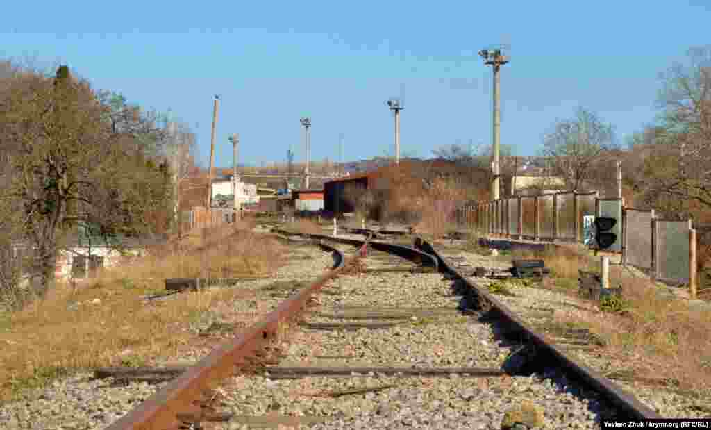 Грузовые составы по ветке к порту «Авлита» не ходят с 2014 года и рельсы потихоньку ржавеют