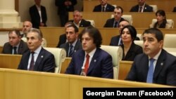 პარტია „ქართული ოცნების“ ლიდერები (მარცხნიდან მარჯვნივ) ბიძინა ივანიშვილი, ირაკლი კობახიძე და შალვა პაპუაშვილი