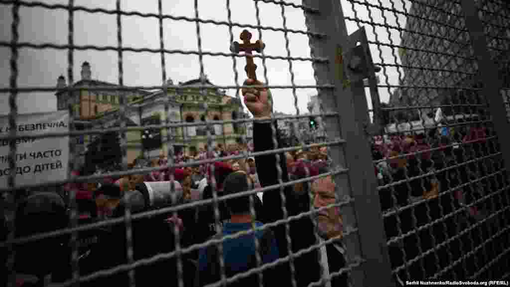 Паралельно з учасниками «Маршу рівності» у центрі Києва зібралися противники цієї акції