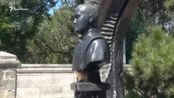 На Братском кладбище в Севастополе установили бюст Януковича-младшего (видео) На Братском кладбище в Севастополе установили бюст Януковича-младшего (видео)