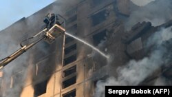 Тушение пожара в жилом доме в Харькове после ракетного обстрела