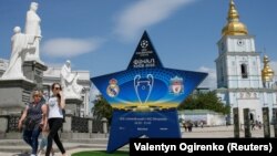 Інсталяція з логотипом фіналу Ліги чемпіонів УЄФА в центрі Києва, 12 травня 2018 року