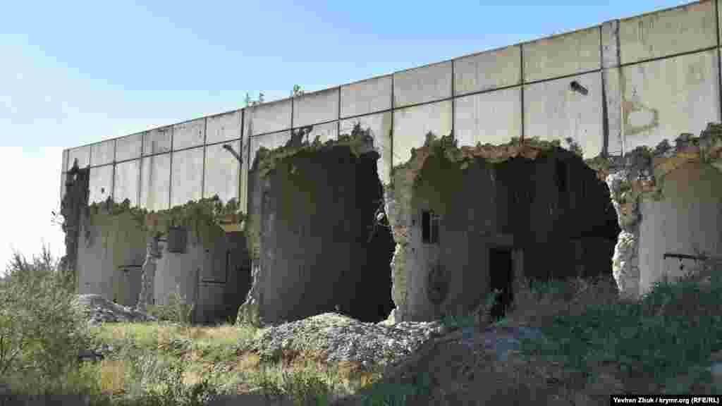 Однако в апреле 1986-го произошла катастрофа на Чернобыльской АЭС. Когда советские граждане осознали масштабы этой трагедии, по Союзу прокатились волны протестов экологических активистов. В результате было остановлено строительство атомных электростанций (АЭС) – Башкирской, Костромской (Центральная), Крымской, Ростовской, Татарской, Южно-Уральской